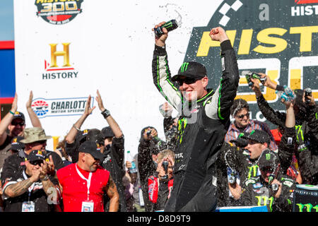 Concord, NC, USA. 25. Mai 2013. Kyle Busch (54) gewinnt die Geschichte 300-Rennen auf dem Charlotte Motor Speedway in Concord, North Carolina. Bildnachweis: Cal Sport Medien/Alamy Live News Stockfoto