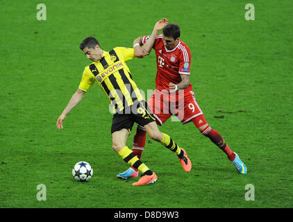 25.05.2013 London, England. Robert Lewandowski, Borussia Dortmund und Mario Mandzukic, FC Bayern München, in 2013 UEFA Champions League Finale zwischen Bayern München und Borussia Dortmund vom Wembley-Stadion in Aktion Stockfoto