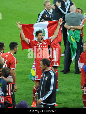 25.05.2013 London, England. Claudio Pizarro feiert nach Bayern Sieg in 2013 UEFA Champions League Finale zwischen Bayern München und Borussia Dortmund vom Wembley Stadion Stockfoto