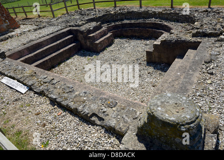 Rekonstruierte Frigidarium (kalte Tauchbecken) an Bignor Römervilla, West Sussex, UK Stockfoto