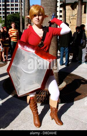 San Jose, Kalifornien, USA. 25. Mai 2013. FanimeCon statt Fans der japanischen Animation im San Jose Convention Center. Fans verkleiden sich in bekannt als ihre Lieblings-Charaktere einschließlich Lolitas, Pokemon, Homestuck, Black Butler Cosplay Kostüme und Nintendo Videospiele sind Volkskleidung Entscheidungen. Foto: Jessica aus Concord, CA als Link aus The Legend of Zelda Videospiel verkleidet. 25. Mai 2013 Credit: Lisa Werner/Alamy Live-Nachrichten Stockfoto