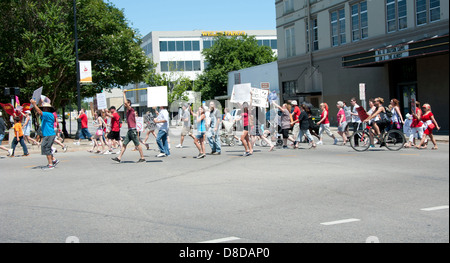 Demonstranten kommen weltweit "März gegen Monsanto" Märsche zu protestieren, die Sicherheit und Kennzeichnung von GVO-Lebensmitteln Stockfoto