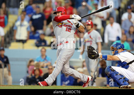 Los Angeles, Kalifornien, USA. 25. Mai 2013.  St. Louis Cardinals dritte Baseman Ty Wigginton (12) Uhren der Kugel in Richtung Mitte Feld während des Spiels zwischen den St. Louis Cardinals und die Los Angeles Dodgers im Dodger Stadium am 25. Mai 2013 in Los Angeles, Kalifornien. Rob Carmell/CSM/Alamy Live-Nachrichten Stockfoto