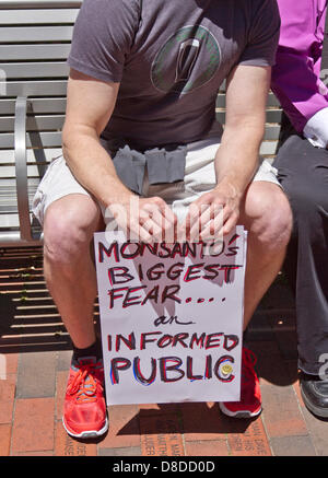 Asheville, North Carolina, USA. 25. Mai 2013. Mann hält einen Schild Spruch "Monsantos größte Angst... Eine informierte Öffentlichkeit "bei einer Anti-GVO und Monsanto Rallye in der Innenstadt von Asheville, North Carolina, USA, 25. Mai 2013. Bildnachweis: Judith Bicking/Alamy Live-Nachrichten Stockfoto