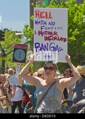 Asheville, North Carolina, USA. 25. Mai 2013. Mutter halten einen Schild Spruch "Hölle selbst kann nicht wüten wie eine Mutter informiert.  Verbot von GVO jetzt! "bei einer Anti-GVO und Monsanto Rallye auf Pack-Platz in Asheville, North Carolina, USA, am 25. Mai 2013. Bildnachweis: Judith Bicking/Alamy Live-Nachrichten Stockfoto