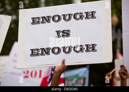 Mann hält ein Schild mit "Genug ist genug" bei protest Stockfoto