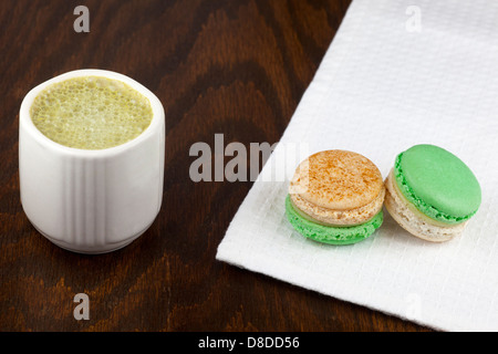 Matcha-Latte, die mit Mandelmilch und Apfel-Zimt-Makronen gemacht Stockfoto