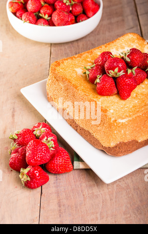 Frische Erdbeeren serviert mit Angel Food cake Stockfoto