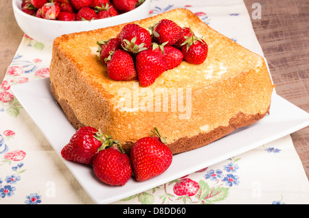 Frische Erdbeeren serviert mit Angel Food cake Stockfoto