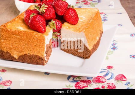 Frische Erdbeeren serviert mit Angel Food cake Stockfoto