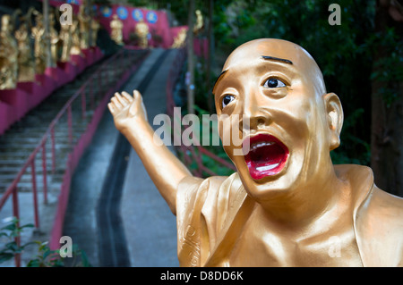 Golden Buddha Statue in Hong Kong's Zehn Tausend Buddhas Kloster Stockfoto