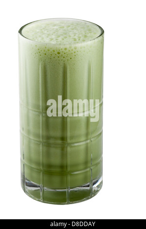 Matcha-Latte, die mit Mandelmilch hergestellt im Glas serviert Stockfoto