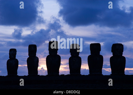 Sechs von Ahu Tongarikis Moai Shilhouetten bei Sonnenaufgang auf der Osterinsel, die in den 1990er Jahren nach dem Sturz während Bürgerkriegen und Tsunami restauriert wurden. Stockfoto