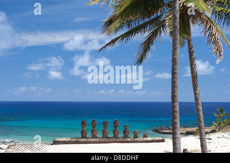 AHU Nao-Nao, eine Steinplattform mit 7 Moai am weißen Sandstrand von Anakena in Rapa Nui. Südpazifik Reiseziel, Chile. Stockfoto