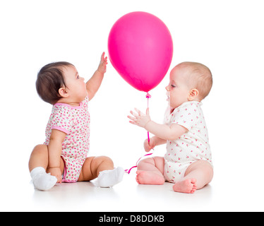 Babys Mädchen spielen rote Ballon isoliert auf weiss Stockfoto