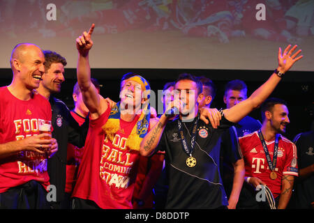 London, UK. 25. Mai 2013.  Bastian Schweinsteiger (C) des FC Bayern Muenchen feiert mit seinen Teamkollegen Arjen Robben (L), Rafinha (R) und Thomas Mueller (2 L) auf den FC Bayern München Champions League Finale-Bankett im Grosvenor House am 25. Mai 2013 in London, England.  Bastian Schweinsteiger; Arjen Robben; Rafinha; Thomas Mueller Stockfoto