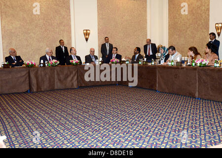 Totes Meer, Jordanien. 25. Mai 2013. Palästinenserpräsident Mahmoud Abbas (Abu Mazen) trifft sich mit Gruppe der "Pioniere für den Wandel im Toten Meer in Jordanien am 25. Mai 2012 (Credit Bild: Credit: Thaer Ganaim/APA Images/ZUMAPRESS.com/Alamy Live News) Stockfoto