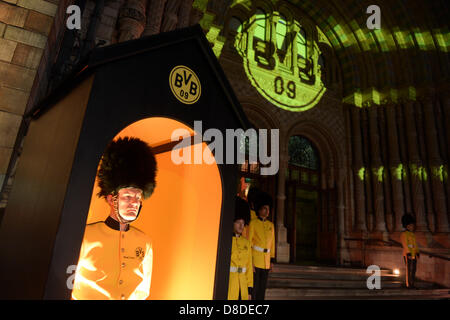 London, UK. 26. Mai 2013. Schauspieler stehen Wache während der Dortmunder after-Party im Natural History Museum in London, England, 26. Mai 2013. Borussia Dortmund verlor das letzte Fußballspiel UEFA Champions League gegen FC Bayern München im Wembleystadion in London am 25. Mai 2013. Foto: Federico Gambarini/Dpa/Alamy Live News Stockfoto