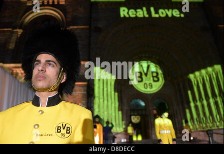 London, UK. 26. Mai 2013. Schauspieler stehen Guars während der Dortmunder after-Party im Natural History Museum in London, England, 26. Mai 2013. Borussia Dortmund verlor das letzte Fußballspiel UEFA Champions League gegen FC Bayern München im Wembleystadion in London am 25. Mai 2013. Foto: Federico Gambarini/Dpa/Alamy Live News Stockfoto