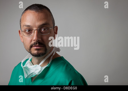Porträt eines jungen Arztes in grüner uniform Stockfoto