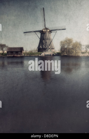 einen Fluss vor einer Windmühle Stockfoto