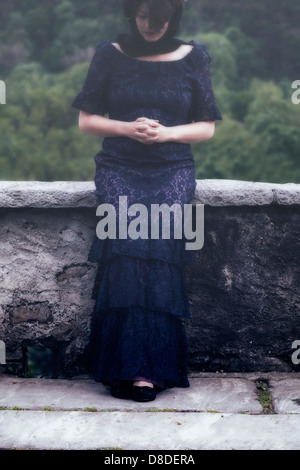 eine trauernde Frau mit Schleier und dunkle Kleidung, beten Stockfoto