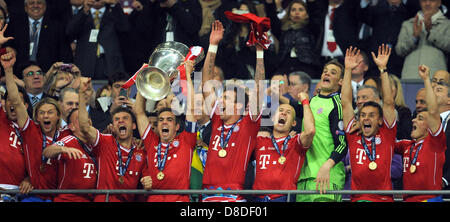 London, UK. 25. Mai 2013. Münchner Spieler rund um Kapitän Philipp Lahm feiern mit der Trophäe nach dem Gewinn der UEFA-Fußball-Champions-League-Finale zwischen Borussia Dortmund und Bayern München im Wembleystadion in London, England, 25. Mai 2013. Foto: Andreas Gebert/Dpa/Alamy Live-Nachrichten Stockfoto