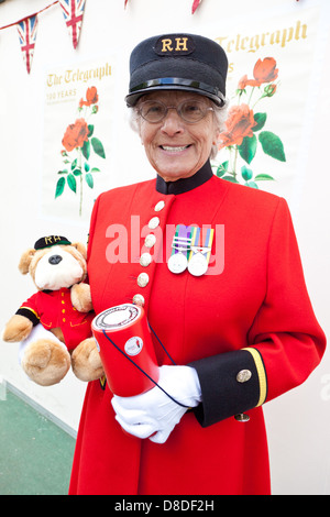 Weibliche Chelsea Rentner Royal Hospital Chelsea London UK Stockfoto