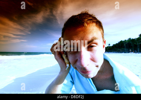 junger Mann Anruf telefonisch Schale Stockfoto