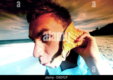 junger Mann Anruf telefonisch Schale Stockfoto