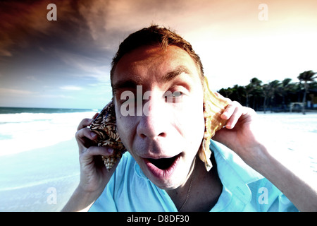 junger Mann Anruf telefonisch Schale Stockfoto