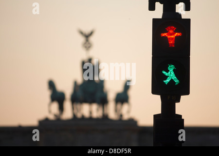 Ampelmannchen alten ostdeutschen Ampeln mit Umriss der Statuen am Brandenburger Tor bei Sonnenuntergang Mitte Berlin Germany Stockfoto