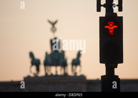 Ampelmannchen alten ostdeutschen Ampeln mit Umriss der Statuen am Brandenburger Tor bei Sonnenuntergang Mitte Berlin Germany Stockfoto