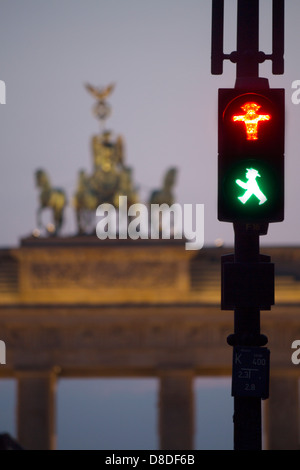 Ampelmannchen alten ostdeutschen Ampeln mit Umriss der Statuen am Brandenburger Tor bei Nacht Mitte Berlin Deutschland Stockfoto