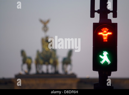 Ampelmannchen alten ostdeutschen Ampeln mit Umriss der Statuen am Brandenburger Tor bei Nacht Mitte Berlin Deutschland Stockfoto