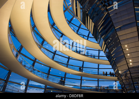 Innenraum der Reichstag / Bundestag Kuppel / dome in der Dämmerung / Dämmerung / Nacht Bonns Regierung Viertel Berlin Deutschland Stockfoto
