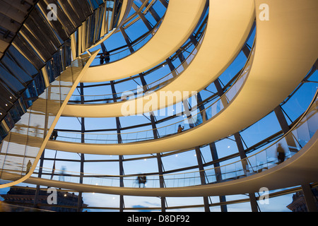 Innenraum der Reichstag / Bundestag Kuppel / dome in der Dämmerung / Dämmerung / Nacht Bonns Regierung Viertel Berlin Deutschland Stockfoto