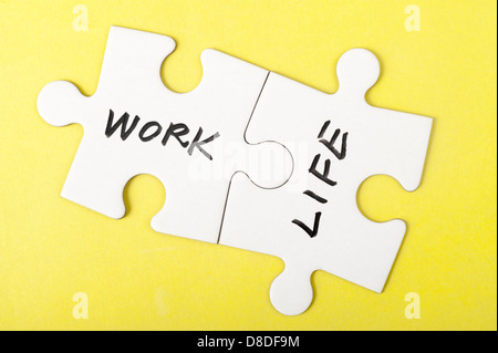 Arbeit und Leben Worte geschrieben auf zwei Teile Puzzles Stockfoto
