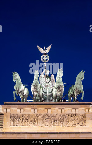 Das Berühmte Brandenburger Tor Mit Einem Wagen Und Pferde An Der Spitze ...