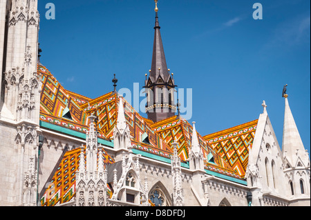 Ungarn Budapest Holy Trinity Square Barock Matyas Templom Matthias Kirche erbaut 1255 von Franziskaner Dach detail Stockfoto