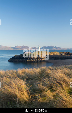 Llanddwyn Island Leuchtturm und Strand bei Sonnenuntergang, Blick auf Bucht von Caernarfon in Richtung Llyn Halbinsel Anglesey North Wales UK Stockfoto