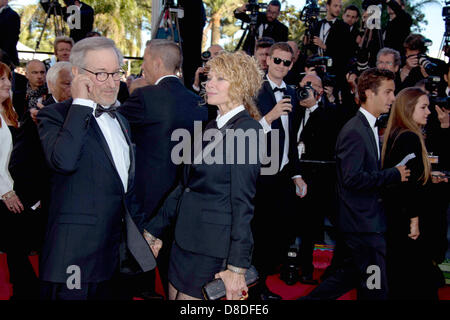 Regisseur und Jury-Präsident Steven Spielberg und seine Frau, Schauspielerin Kate Capshaw besuchen die Premiere von "Venus im Pelz", während die der 66. Internationalen Filmfestspiele von Cannes im Palais des Festivals in Cannes, Frankreich, am 25. Mai 2013. Foto: Hubert Boesl Stockfoto