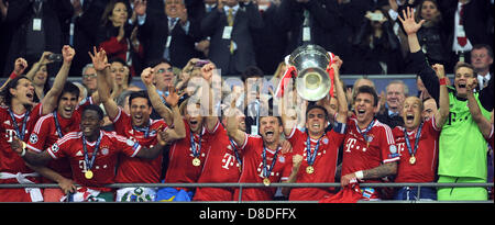 London, UK. 25. Mai 2013. Münchner Spieler rund um Kapitän Philipp Lahm feiern mit der Trophäe nach dem Gewinn der UEFA-Fußball-Champions-League-Finale zwischen Borussia Dortmund und Bayern München im Wembleystadion in London, England, 25. Mai 2013. Foto: Andreas Gebert/Dpa/Alamy Live-Nachrichten Stockfoto