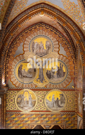 Budapest Ungarn Holy Trinity Square Barock Matyas Templom Matthias Kirche erbaut 1255 von Franziskaner Interior Detail Wandmalerei Rundschreiben Stockfoto