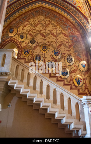 Ungarn Budapest Holy Trinity Square Barock Matyas Templom Matthias Kirche erbaut 1255 von Franziskaner Interior Detail Treppe verzierten Wand Stockfoto