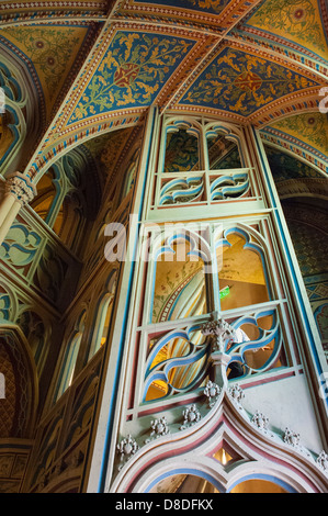 Ungarn Budapest Holy Trinity Square Barock Matyas Templom Matthias Kirche erbaut 1255 von Franziskaner Innenraum farbenfrohe Decke detail Stockfoto