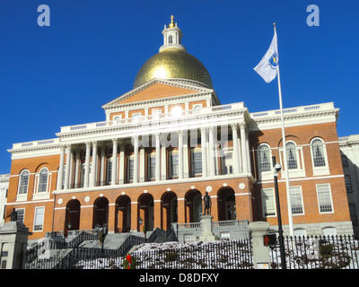 Das Boston Massachusetts State House ist ein historisches Regierungsgebäude im Viertel Beacon Hill. Es beherbergt die Büros des Gouverneurs und des Massachusetts General Court und ist für seine unverwechselbare goldene Kuppel und neoklassizistische Architektur bekannt. Stockfoto