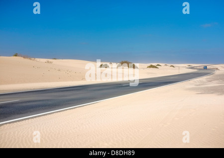 STRAßE DURCH DIE SANDDÜNEN 11 KM SÜDLICH VON CORRALEJO FUERTEVENTURA, KANARISCHE INSELN, SPANIEN Stockfoto