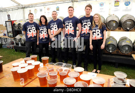 Horsham Sussex Großbritannien. - jede Menge Bier bereit, wenn das Wetter steigt, während Sussex Sharks gegen Kent Spitfires aufbrechen Stockfoto