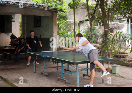 Hanoi, Vietnam - Menschen spielen Tischtennis Stockfoto